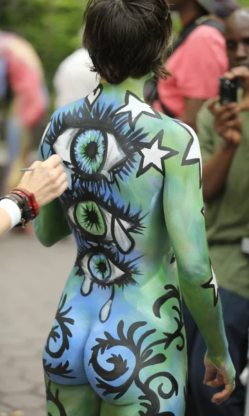 Artistas pintam 100 modelos totalmente nus de todas as formas e tamanhos durante o terceiro NYC Body Painting Day no centro de Manhattan — Fotografia de Stock