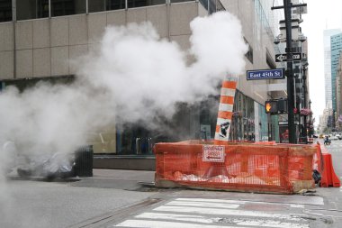 Midtown Manhattan'da dumanı tüten boru 