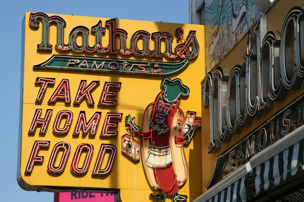 Das originale restaurant-schild des nathans auf coney island, new york — Stockfoto