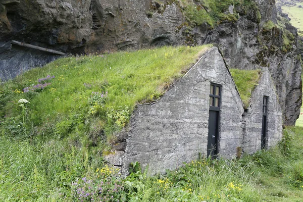 Σπίτια παραδοσιακά Ισλανδικά χλοοτάπητα στη Νότια Ισλανδία — Φωτογραφία Αρχείου
