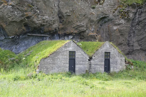 Maisons traditionnelles en gazon islandais dans le sud de l'Islande — Photo