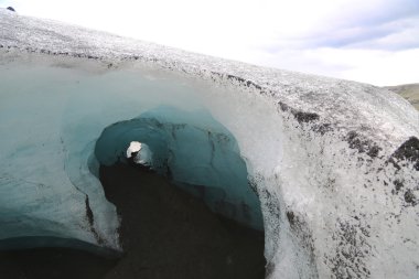 Solheimajokull buzul South Iceland'deki / daki mağarada buz. 