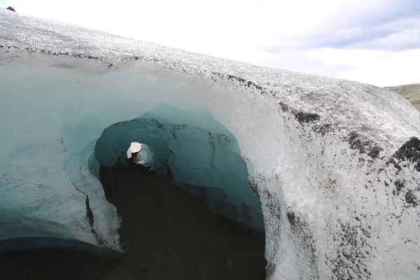 Cueva de hielo en el glaciar Solheimajokull en el sur de Islandia . — Foto de Stock