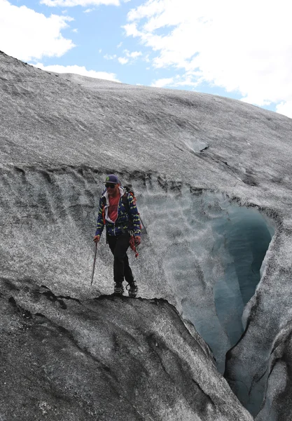 导游在冰川行走在索尔黑马冰川冰川. — 图库照片