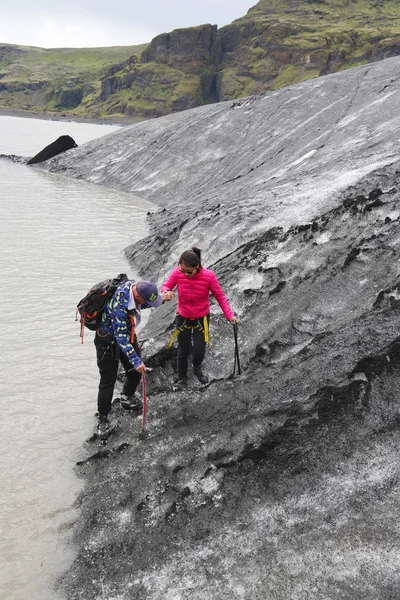 Tur Rehberi yardım turist Solheimajokull buzul, buzul yürüyüş sırasında — Stok fotoğraf