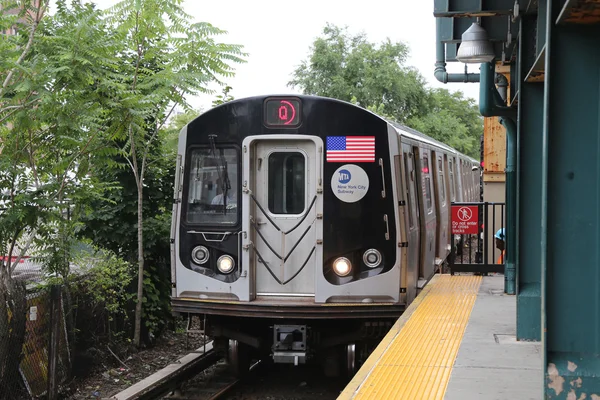 Q pociąg metra NYC, docierając do stacji Kings Highway w Brooklyn — Zdjęcie stockowe
