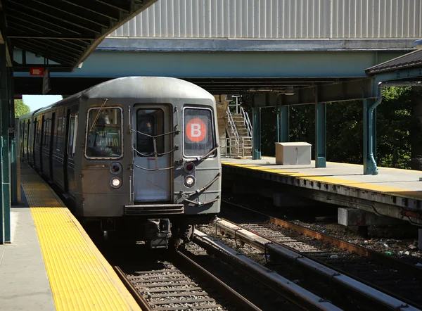 NYC Subway B Tren que llega a Kings Highway Station en Brooklyn — Foto de Stock