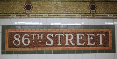 Manhattan'ın 86 Street Metro istasyonunda mozaik işareti 