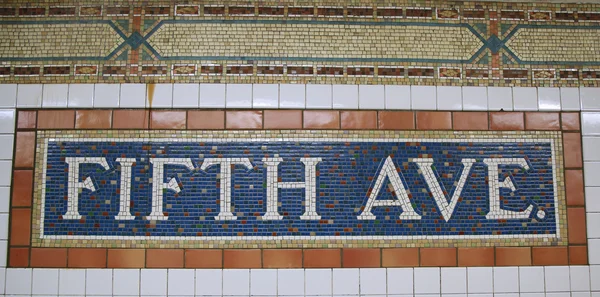 Mosaiska skylt vid tunnelbanestationen för The Fifth Avenue på Manhattan — Stockfoto