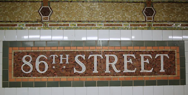 Mosaiska tecken på 86 Street tunnelbanestation på Manhattan — Stockfoto