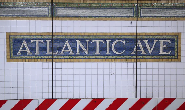 Mosaic sign at The Atlantic Avenue Subway Station in Manhattan — Stock Photo, Image