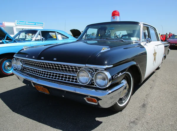 Histórico 1961 Ford carro da polícia em exposição — Fotografia de Stock