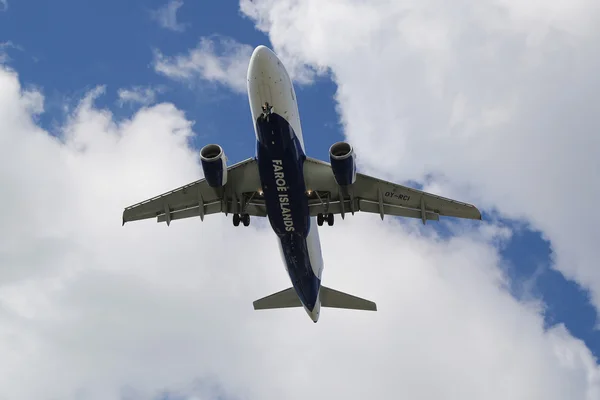 Atlantic Airways Airbus 319 in discesa all'aeroporto di Reykjavik — Foto Stock