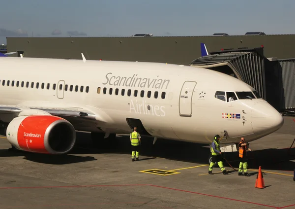 Scandinavian Airlines jet vid grinden på Keflavik International Airport — Stockfoto