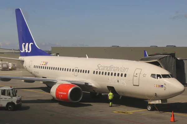 Scandinavian Airlines jet vid grinden på Keflavik International Airport — Stockfoto