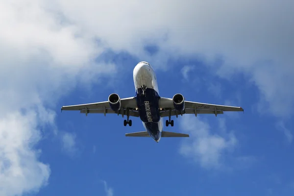 Atlantic Airways Airbus 319 descendiendo en el aeropuerto de Reykjavik . — Foto de Stock