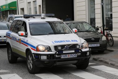 Reykjavik güvenliğinde sağlayan İzlanda polis arabası. 