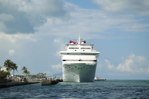 Ancoraggi della nave da crociera di fantasia di carnevale al porto di Key West — Foto Stock