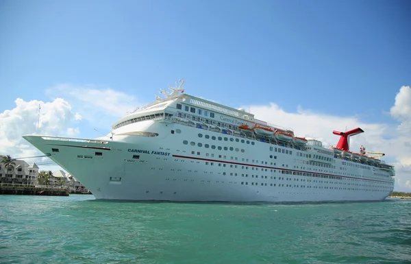 Carnival Fantasy Cruise Ship ankers op de haven Key West — Stockfoto