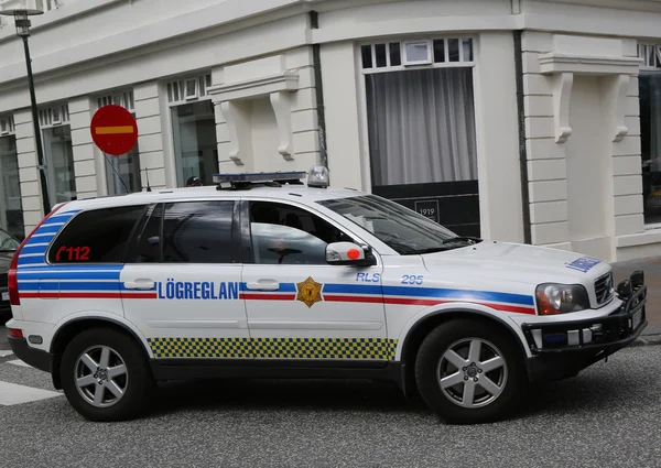 Carro de polícia islandês fornecendo segurança em Reykjavik . — Fotografia de Stock