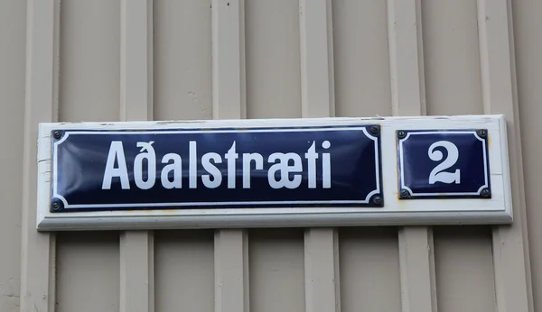 Straatnaambord in het IJslands in Reykjavik, IJsland — Stockfoto