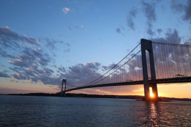  뉴욕에서 석양 베라자노 다리