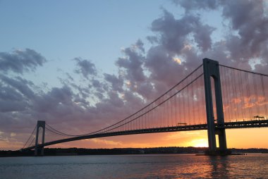  뉴욕에서 석양 베라자노 다리