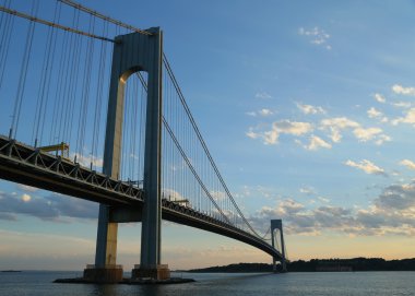 New York'ta alacakaranlıkta Verrazano Köprüsü