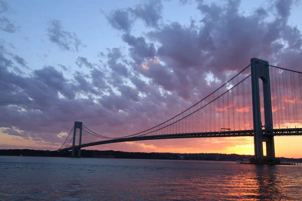 Ponte Verrazano ao pôr-do-sol em Nova Iorque — Fotografia de Stock