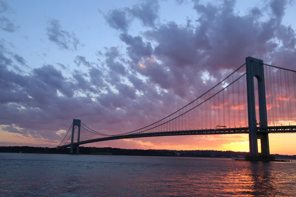 Verrazano brug bij zonsondergang in new york — Stockfoto