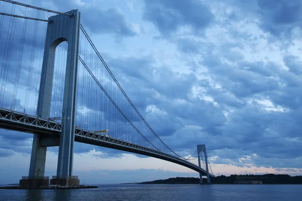 New York'ta alacakaranlıkta Verrazano Köprüsü — Stok fotoğraf