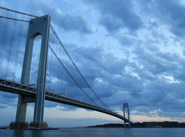 New York'ta alacakaranlıkta Verrazano Köprüsü — Stok fotoğraf