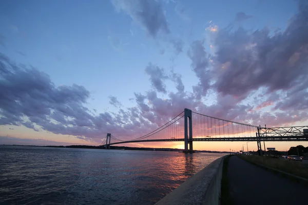 ニューヨークの夕日 verrazano 橋 — ストック写真