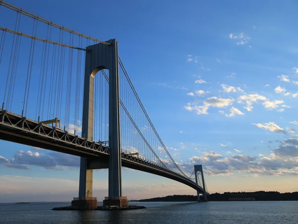 New York'ta alacakaranlıkta Verrazano Köprüsü — Stok fotoğraf