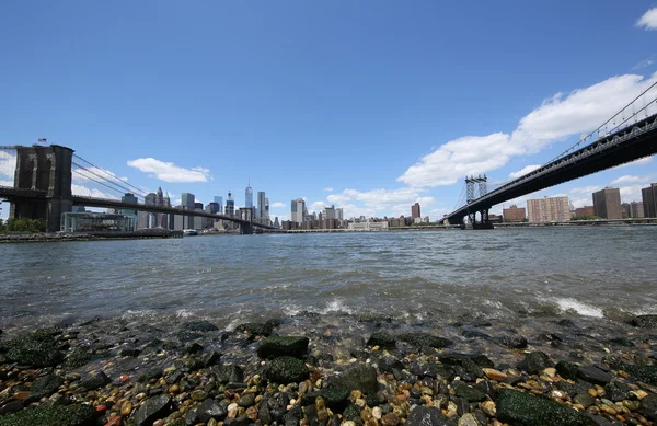 Vista panorámica de Manhattan entre Brooklyn Bridge y Manhattan Bridge — Foto de Stock