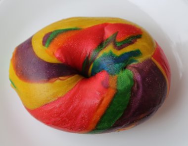 Kahvaltı servisi için gökkuşağı simit