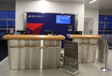 Delta Hava Yolları'nın kapısı Delta havayolu Terminal 4 New York Jfk uluslararası havaalanında içinde