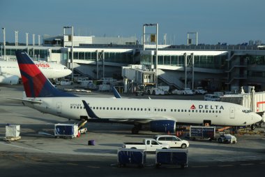 Delta hava yolları uçak Terminal 4 Jfk Uluslararası Havaalanı'nda asfalt üzerinde