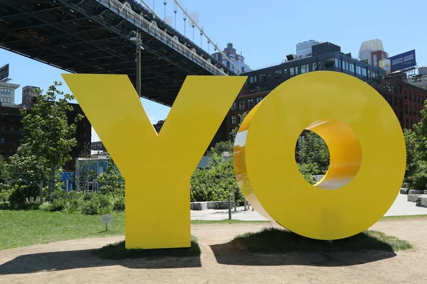 Escultura monumental OY / YO de la aclamada artista Deborah Kass en Brooklyn Bridge Park — Foto de Stock