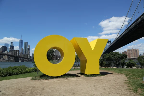 Anıtsal heykel Oy/Yo tarafından alkışlanan sanatçı Deborah Kass Brooklyn Bridge Park — Stok fotoğraf