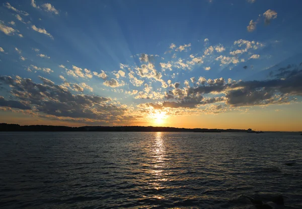 Pôr do sol em New York Harbor — Fotografia de Stock