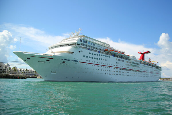 Якорь круизного лайнера Carnival Fantasy в порту Ки-Уэст
