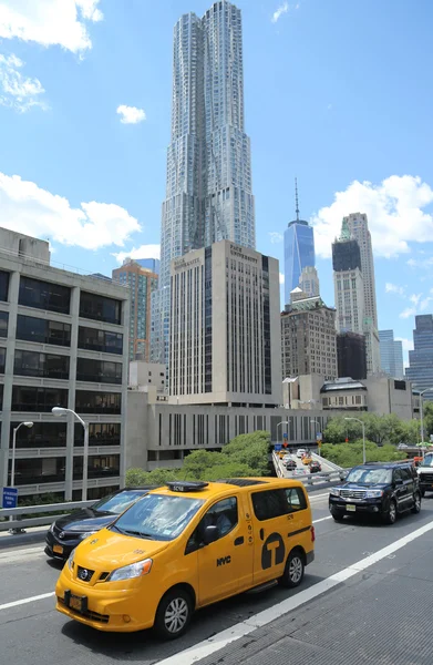 Trafiken på Brooklyn Bridge. — Stockfoto