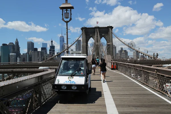 Newyorská policie zajišťuje bezpečnost na Brooklynský most — Stock fotografie