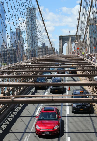 Trafiken på Brooklyn Bridge. — Stockfoto