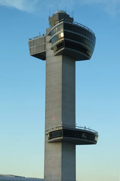Башня управления воздушным движением в международном аэропорту имени Джона Кеннеди — стоковое фото