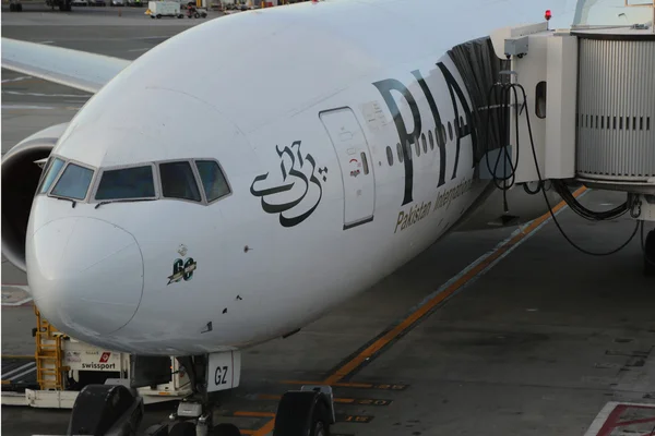 Pakistan International Airlines Boeing 777 on tarmac at Terminal 4 at JFK International Airport. — Stock Photo, Image