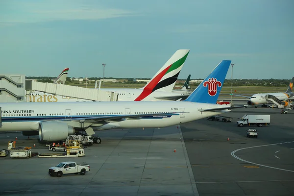 Samoloty linii lotniczych Emirates na asfalcie na Terminal 4 lotnisku Jfk i China Southern — Zdjęcie stockowe