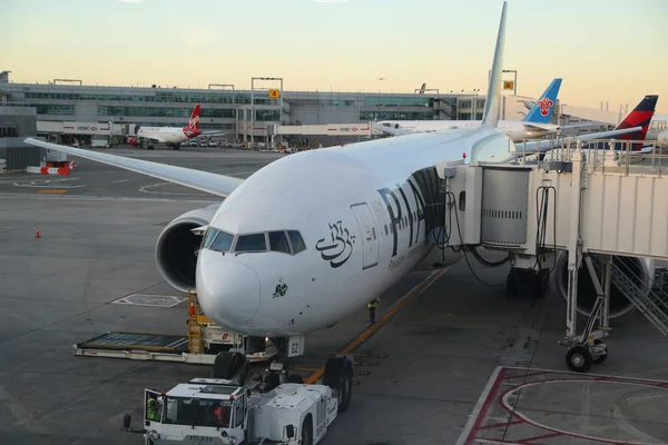 Pakistan International Airlines Boeing 777 op asfalt op Terminal 4 op Jfk International Airport. — Stockfoto