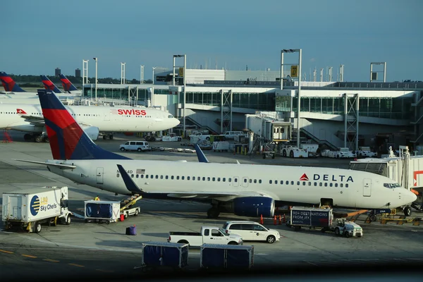 Aereo Delta Airlines su asfalto al Terminal 4 dell'aeroporto internazionale JFK — Foto Stock